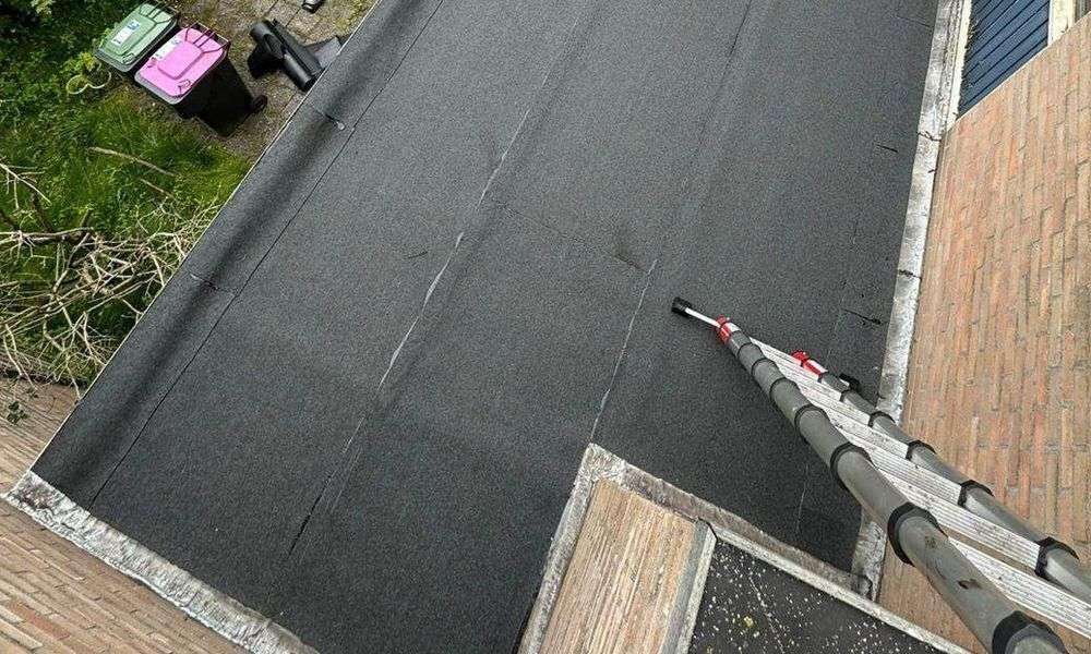 Plat dak geplaatst door dakdekker in Hilvarenbeek